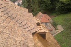Foto 22/29: Pohled ze střechy fary na stodolu, 7 2012