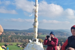Průběh osazování restaurovaného kříže a makovice