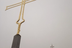 Foto 25/30: Repasovaný a pozlacený kříž sanktusové věže po osazení, 12/2014