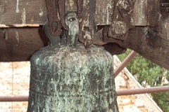 Foto 17/28: Zvon v sanktusové věži během opravy jejího krovu, 9/2013