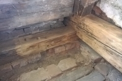 Foto 3/5: Opravené části podlahy a krovu, 5/2016