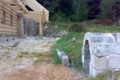 Foto 7/15: Vpředu obnovená studánka