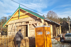 Štít tanečního sálu s částečně osazenými zdobnými prvky