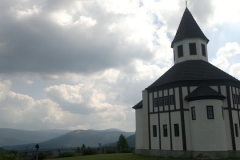 Foto 7/16: Kaple v pozadí se západními svahy Krkonoš, 6/2013